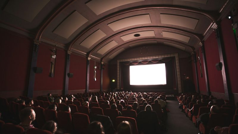 O Poder Duradouro do Cinema: De Reviravoltas Modernas a Clássicos dos Anos 70
