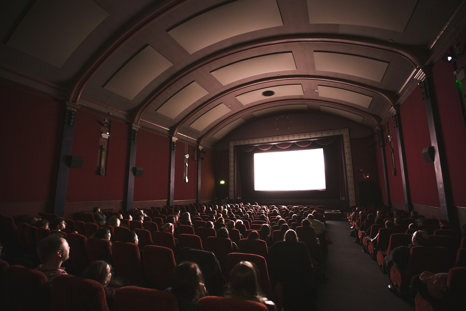 O Poder Duradouro do Cinema: De Reviravoltas Modernas a Clássicos dos Anos 70